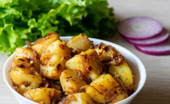 Wenn Sie beim Kochen von Kartoffeln eine Zutat hinzufügen, wird das Gericht schmackhafter.