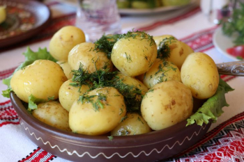 Wie man Kartoffeln ohne Geschirr kocht: ein Taschentrick für die Faulen