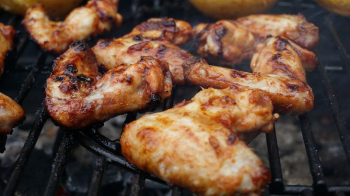 Das einfachste Rezept für eine spezielle Barbecue-Marinade für Hähnchenflügel