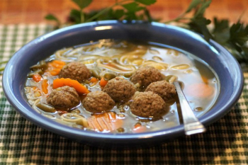 Kein Hackfleisch nötig: So kocht man schnell Suppe mit Frikadellen