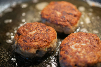 Garen Sie aus 600 g Fleisch ganz ohne Mehl und Grieß einen Berg zarter Buletten: eine Budgetvariante für sparsame Hausfrauen