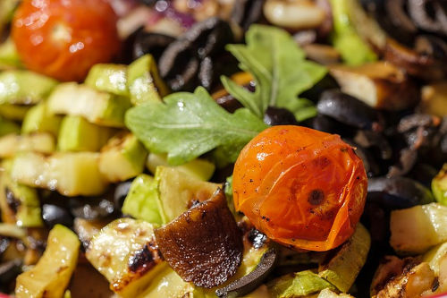Duftender Lazzat-Salat mit knuspriger Aubergine