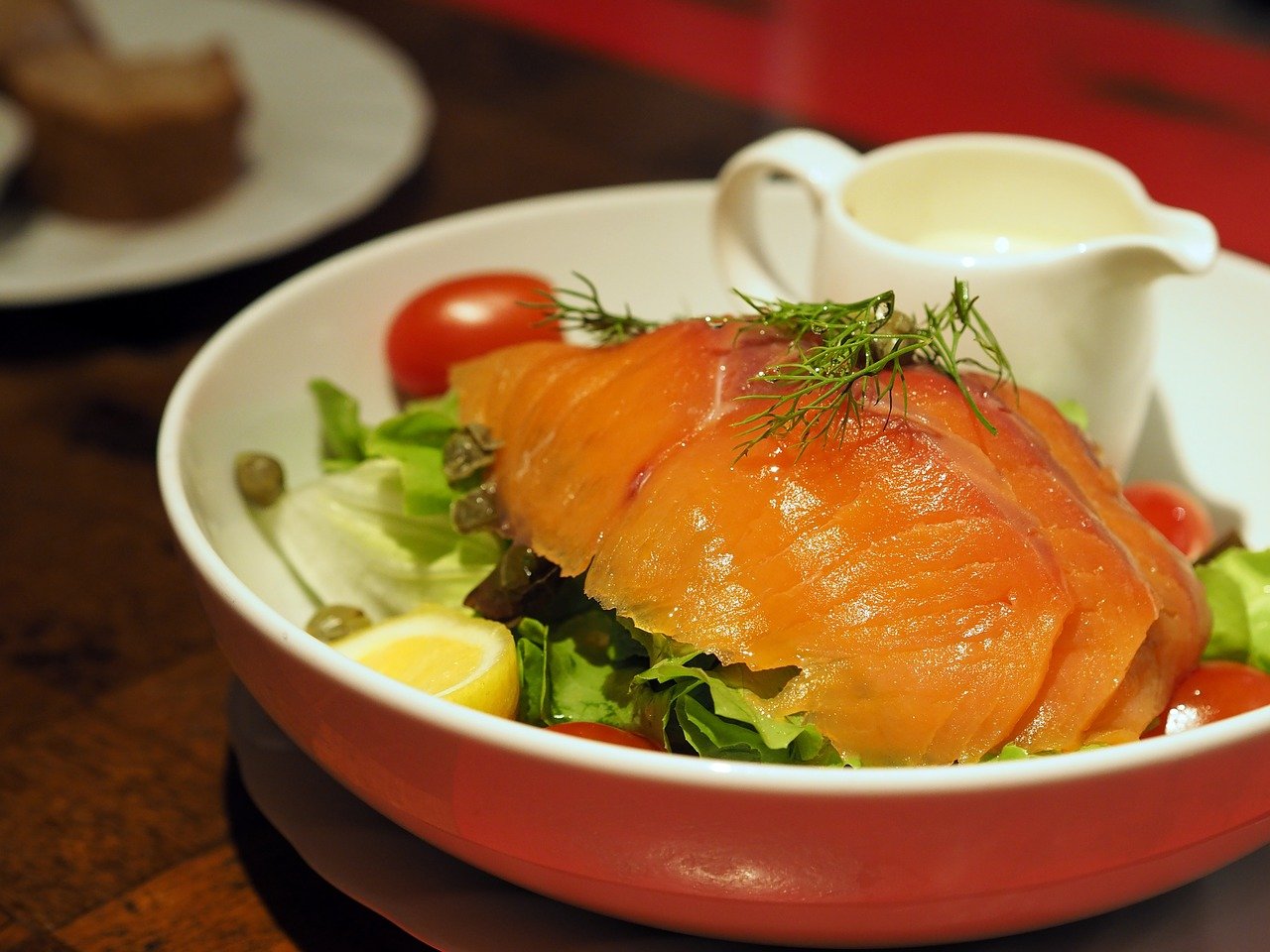 Salat mit rotem Lachs Fisch und Zitrusfrüchten – Russisch kochen