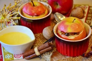 Gesundes Dessert: Bratäpfel mit Nüssen und Honig