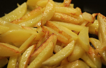 Warum kratzen Bratkartoffelliebhaber Knollen vor dem Kochen: Hausfrauentrick