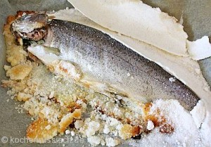 Die Salzkruste ist vom Fisch leicht zu entfernen