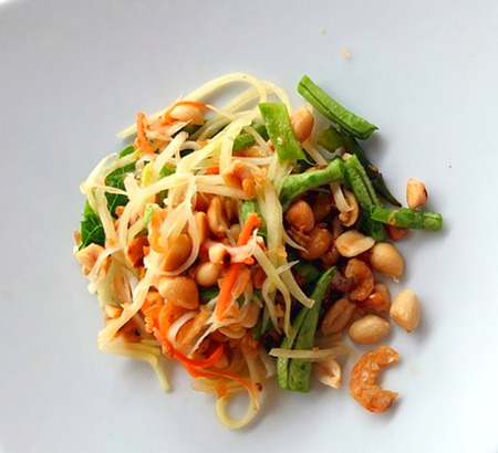 Warmer Thai-Salat mit Rindfleisch, Paprika und Erdnüssen